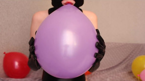 SKINNY GIRL IN LATEX BLOW BALLOONS / SQUEEZE AND PLAY WITH LATEX GLOVES / ASMR