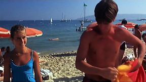Deux enfoirs Saint-Tropez - 1986 - topless beach parts
