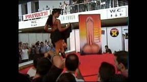 Festival eró_tico porno de Barcelona 2003 - Tania -Striptease integral xxx