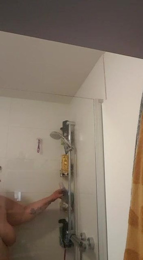 Petra 57 beim Duschen