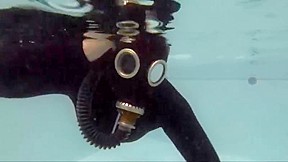 Underwater in gas mask