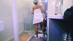 Amanda Souza se exibindo tomando banho maravilhosa