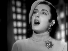Elsa Aguirre en blanco y negro cantando