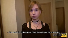 DEBT4k. Teen Schuldner zahlt fü_r Schulden mit zartem Mund und Vagina
