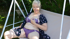 GILF playing in the garden with her pussy