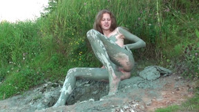 Nicole Turns Her Nude Skin Into Body Art With Mud