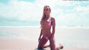 AUSSIE PORNSTAR FIT KITTY NAKED AT THE BEACH